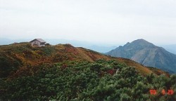 中ノ岳から避難小屋と駒ヶ岳