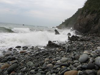 荒波が洗う日本海「ひすい海岸」